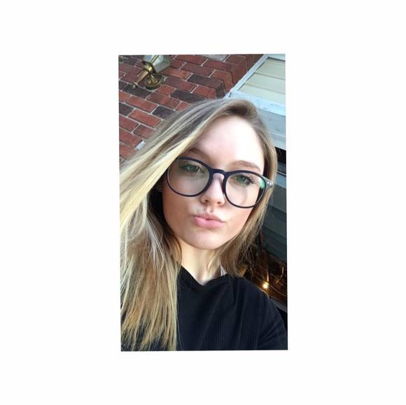 Meet your Posher, Karlie - Picture 1 of 1